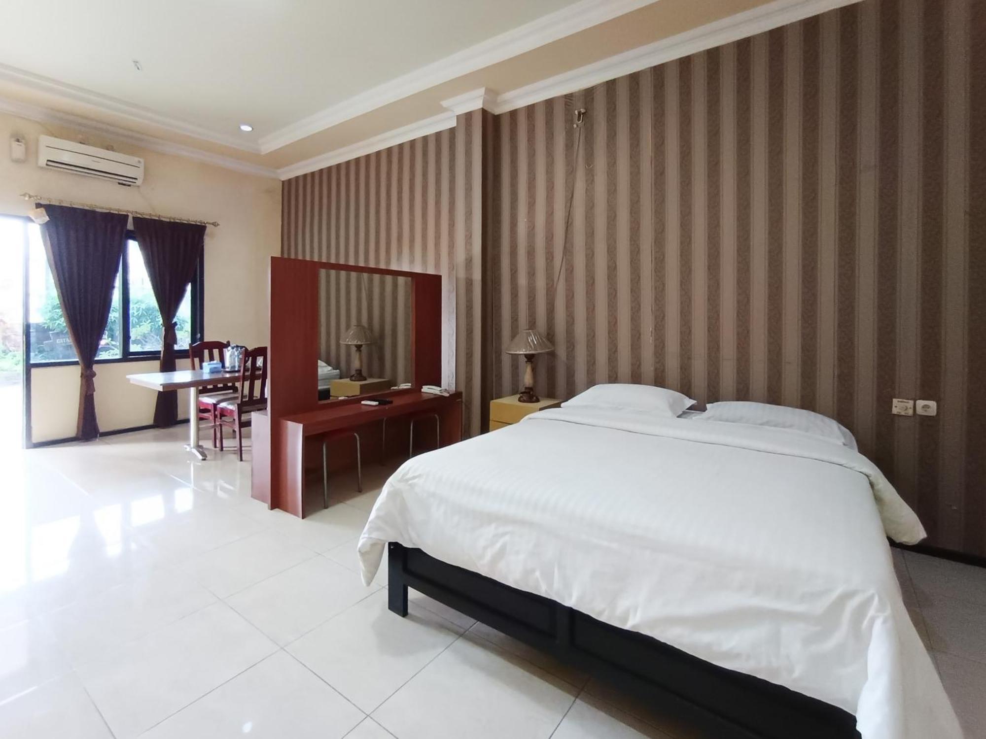 Gita Puri Redpartner Blitar Hotel Bagian luar foto