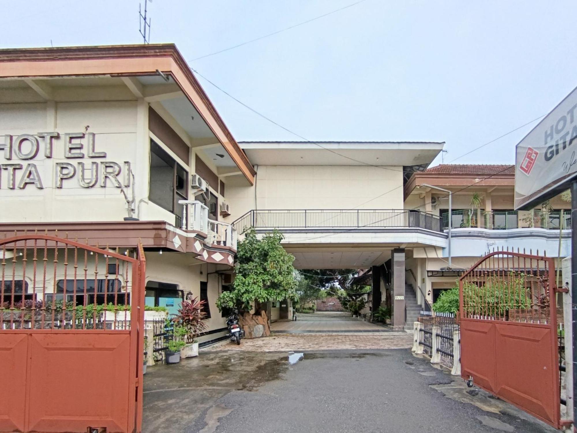 Gita Puri Redpartner Blitar Hotel Bagian luar foto